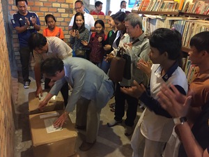 アンコールワット日本文化交流会「国際日本文化学園」へ本と本棚の寄贈